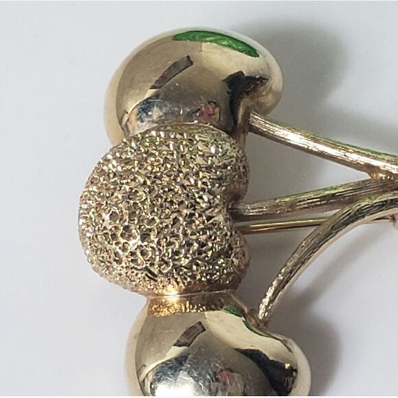 VINTAGE Goldtone Cherries Brooch Pin - Picture 4 of 8